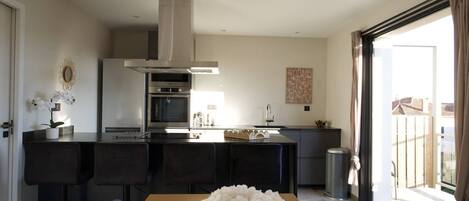 Refrigerador, microondas, horno y lavavajillas