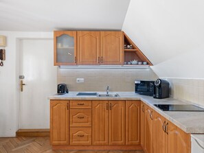 Microondas, horno, tostadora y comedor 