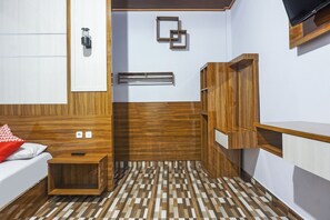 Deluxe Double Room | Desk, free WiFi, bed sheets