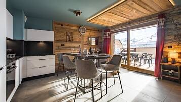 Fridge, oven, dishwasher, toaster