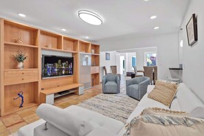 TV, offices - 6BR Oasis Treat w/ Oversized Pool, 9-min to Beach (Miami)