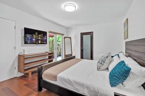 6 室のベッドルーム、デスク、アイロン / アイロン  台、旅行用ベビーベッド