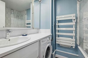 Dusche, Haartrockner, Handtücher