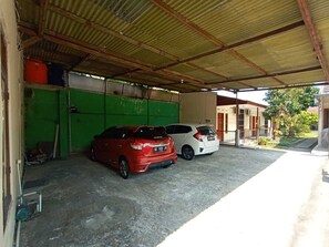 Parking - EXPRESS O 91578 Villali Jogja (Yogyakarta)