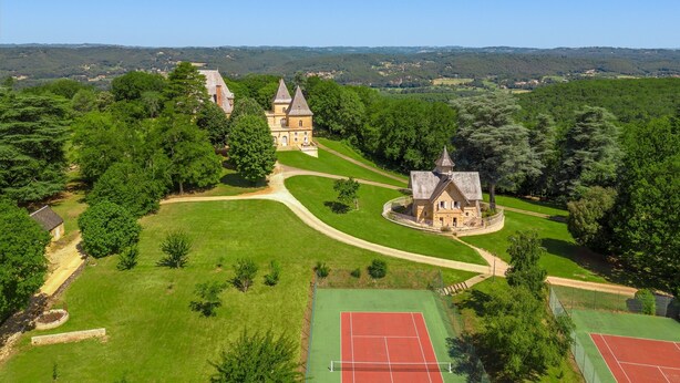 A large estate with a main building, a smaller tower, tennis courts, and a well-maintained lawn. - Dordogne, Luxury Cottage, Domme and Sarlat, Hamlet Château Giverzac, With Airco (Domme)