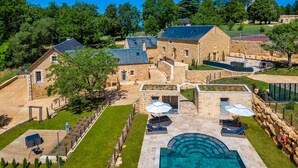 A large stone building with a swimming pool and outdoor seating area. - Dordogne, Luxury Cottage, Domme and Sarlat, Hamlet Château Giverzac, With Airco (Domme)