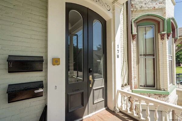 Exterior detail - Saratoga Track! 10 Min Walk to Track, 5 Min Walk to Broadway! (Saratoga Springs)