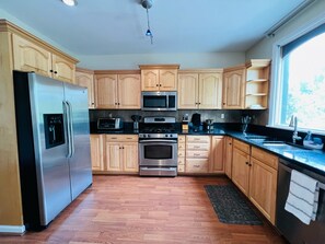 Dishwasher - Saratoga Track! 10 Min Walk to Track, 5 Min Walk to Broadway! (Saratoga Springs)