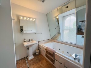 Douche, baignoire Ă jets, sĂšche-cheveux, serviettes fournies