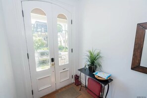 Interior - Saratoga Track! 10 Min Walk to Track, 5 Min Walk to Broadway! (Saratoga Springs)