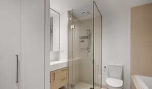 シャワー、ヘアドライヤー、タオル、石鹸