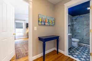 Shower, hair dryer, shampoo - Historic Suite 2 Blocks from Main St with On-Site Parking | Dog-Friendly (Annapolis)