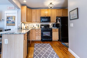 Kjøleskap, mikrobølgeovn, oppvaskmaskin og kaffetrakter/tekoker