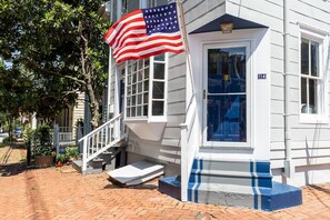 Exterior detail - Holiday & Military Bowl Promo: 10% Off Stays through Jan 3, 2026 (Annapolis)