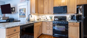Stay in Historic apartment 2 blocks from Main St with parking - dog-friendly