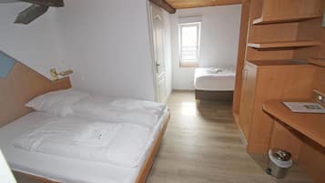 8 bedrooms, iron/ironing board, free WiFi, bed sheets