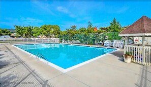 Una piscina cubierta, una piscina al aire libre