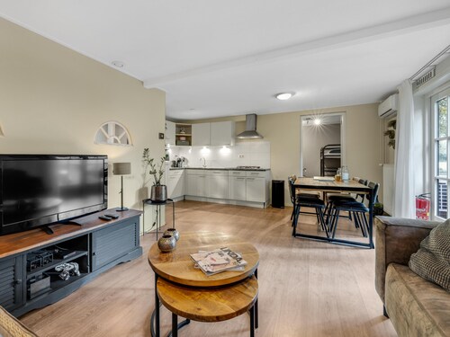 Rural luxury near riding stables with jacuzzi