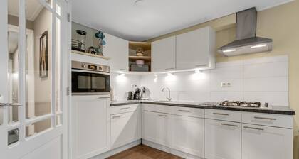 Rural luxury near riding stables with jacuzzi