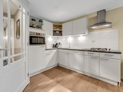 Rural luxury near riding stables with jacuzzi