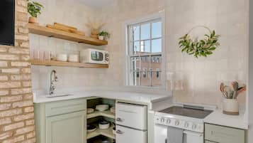 ثلاجة، ميكروويف، فرن، موقد طهي مسطح