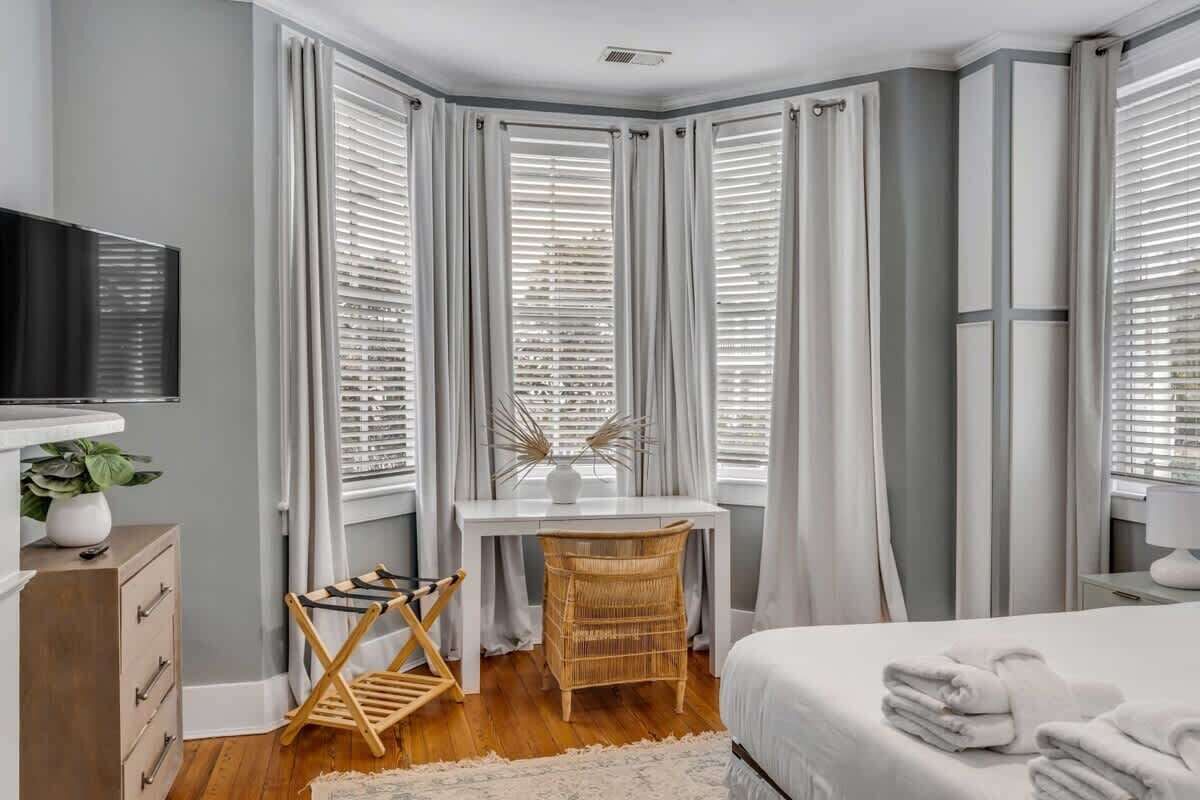 1 bedroom, desk, iron/ironing board, WiFi