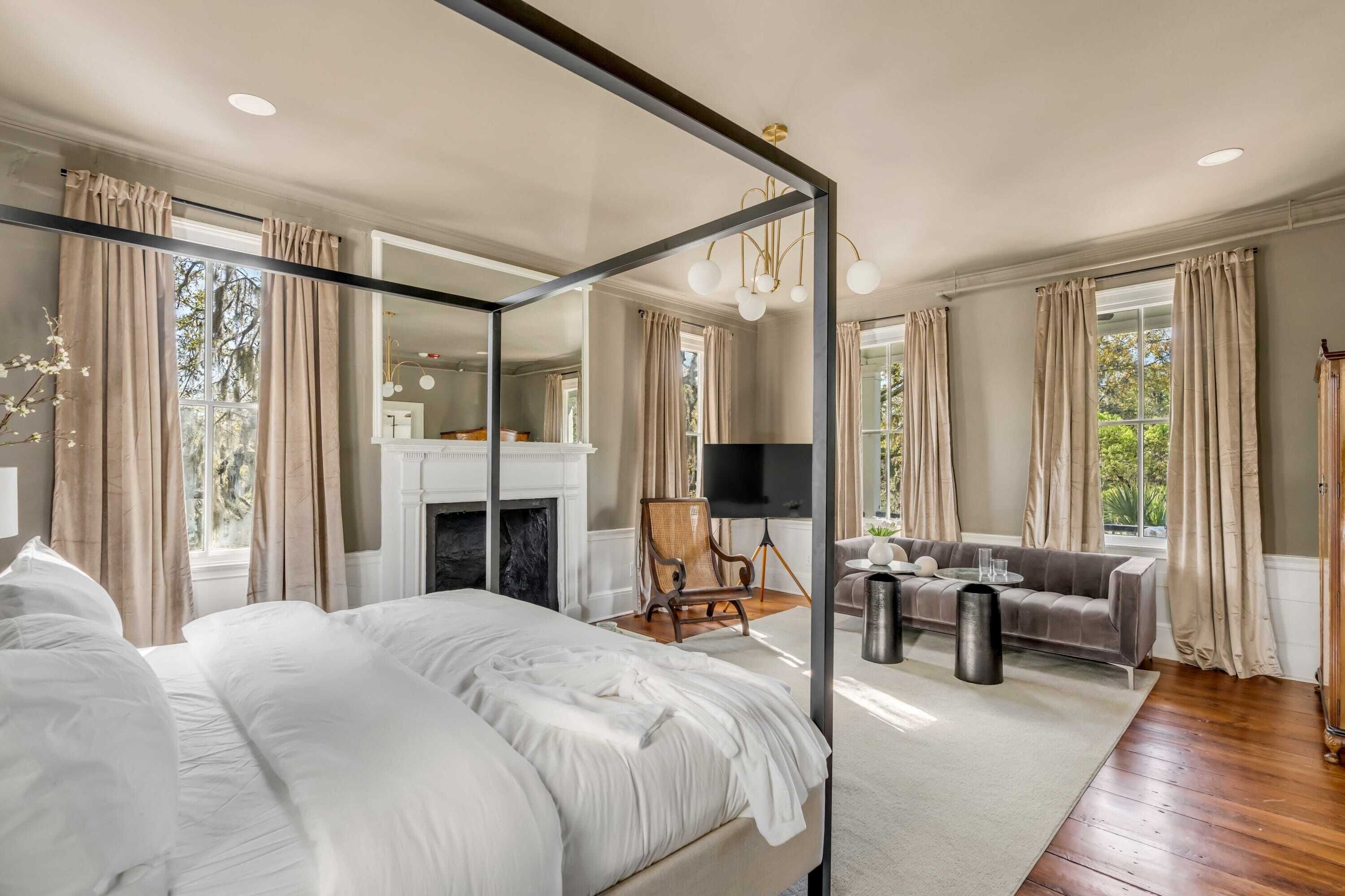 5 bedrooms, iron/ironing board, WiFi, bed sheets