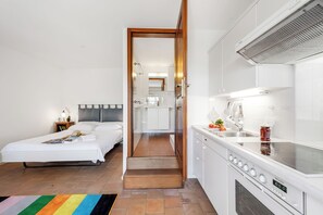 Studio Standard - utsikt mot bergen - intill bergen (Romantic Pergola) | Eget kök | Kylskåp, ugn, spishäll och kaffe- och tebryggare