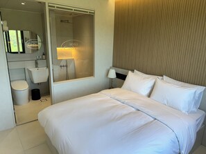 Dobbeltrom, fjellutsikt | Skrivebord for bærbar PC og wi-fi (inkludert)