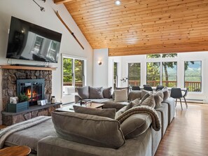 Smart TV, fireplace, video games - Treetop Retreat · Treetop Retreat  Swim Spa  Game Room  Views! (Newry)