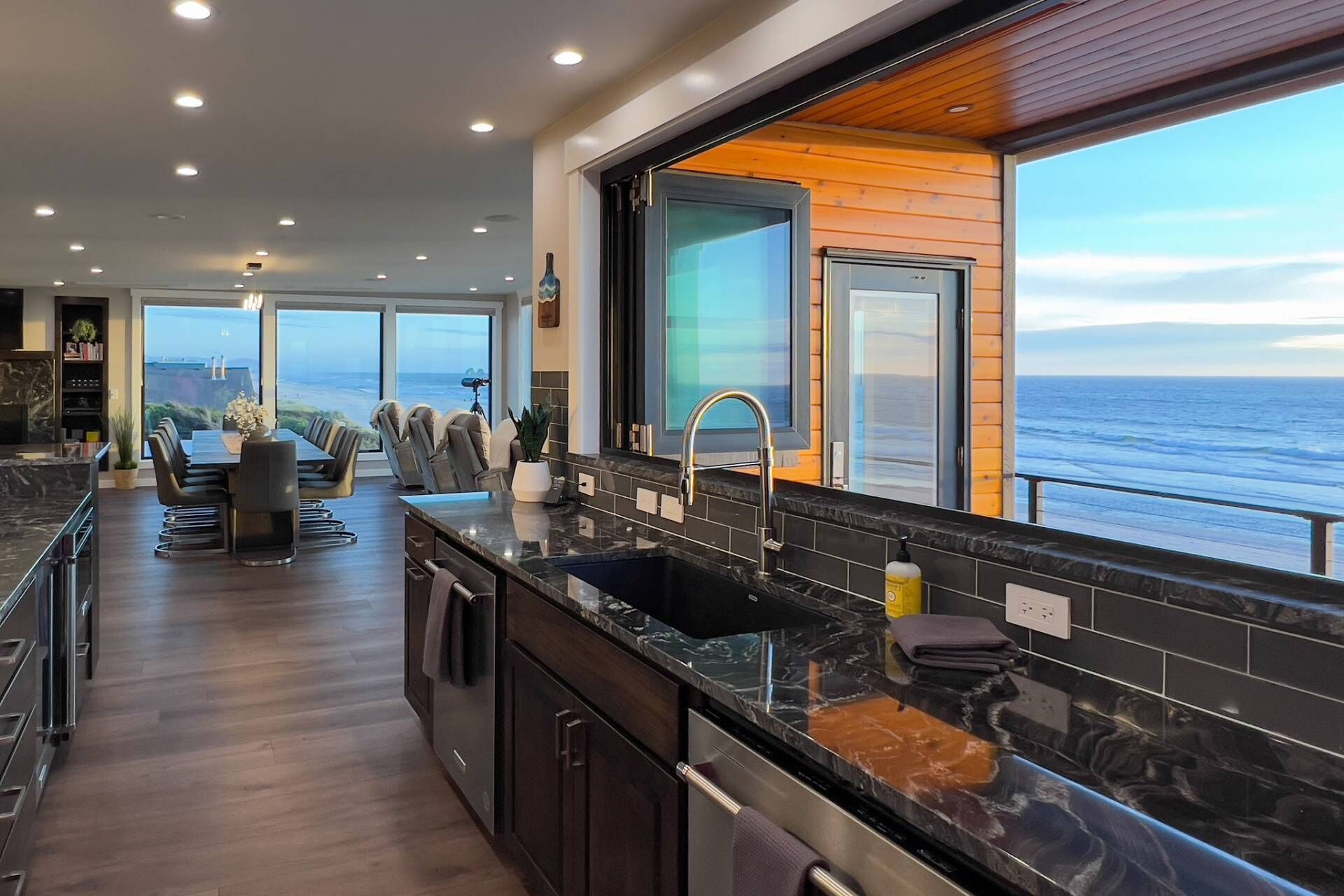 Luxury Oceanfront, Dream Kitchen, Hot Tub, Unreal Game Room, 4 King Beds, Steam Shower, Fire Pit
