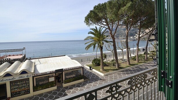 A coastal view with a restaurant and bar named "Colorado Bar & Lounge Bar" adjacent to the beach. - Casa Arpeggio: An elegant and welcoming apartment located in the center of Maiori and a few meters from the sea. (Maiori)