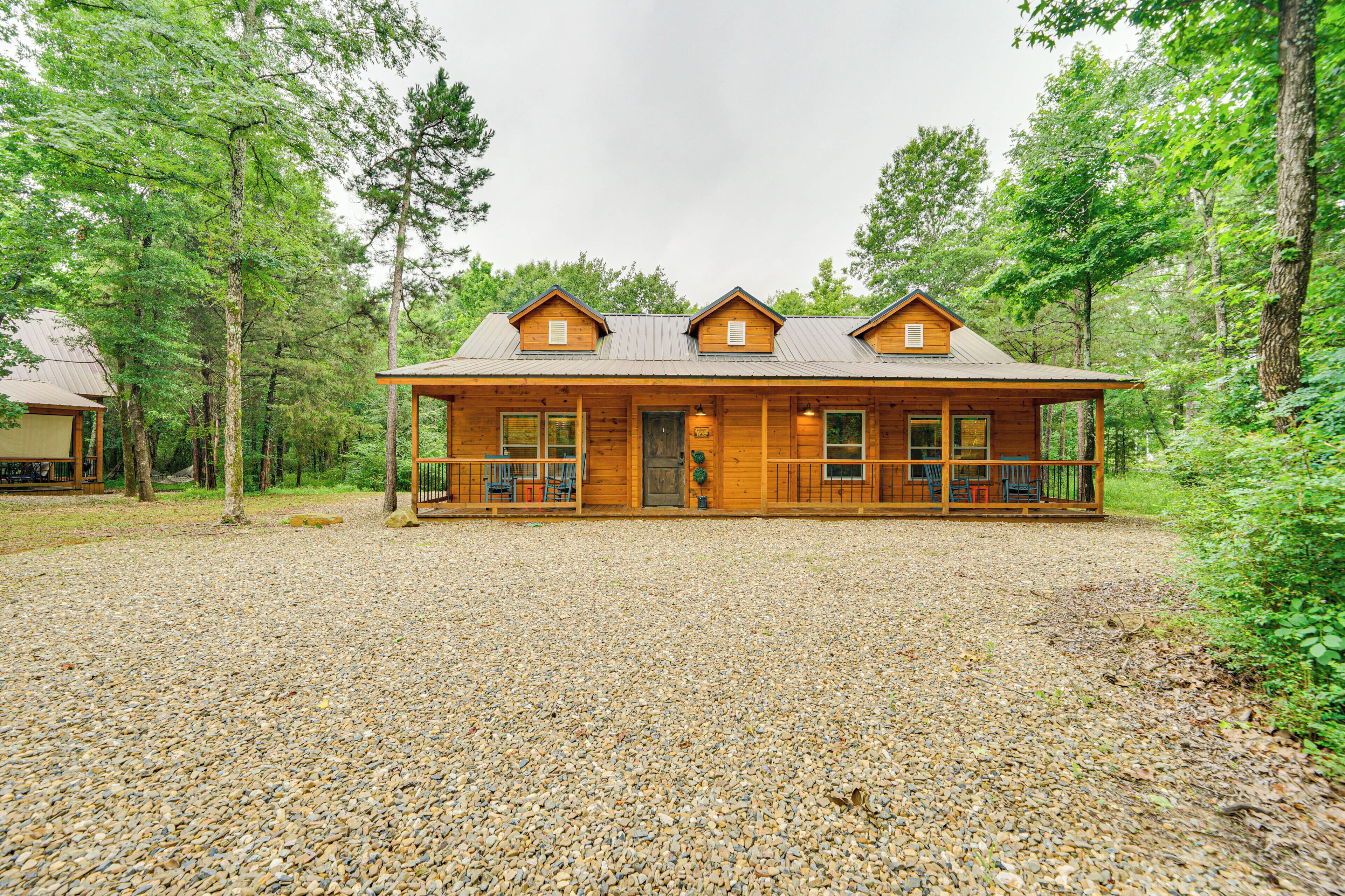 Broken Bow Cabin w/ Private Hot Tub: 14 Mi to Lake