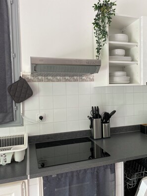 Kjøleskap, mikrobølgeovn, ovn og kokeplater