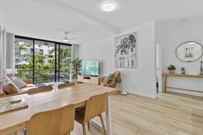 Two-Bedroom Deluxe Apartment with Balcony | Dining room - Swell Apartments - by Burleigh Letting (Burleigh Heads)