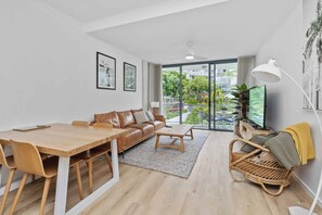 Leilighet – deluxe | Oppholdsområde | En 55-centimeters smart-TV med digitale kanaler samt Netflix