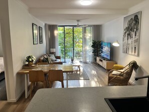 ดีลักซ์อพาร์ทเมนท์ | ห้องนั่งเล่น | สมาร์ททีวี 55 ซม. พร้อมช่องดิจิตอล, Netflix, บริการสตรีมมิ่ง