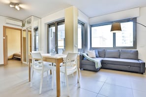 TV - GuestHost - Sebeto Apartment x3 with Parking & Netfilx (Napoli)