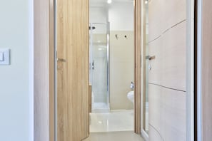 Shower, hair dryer, bidet, towels - GuestHost - Sebeto Apartment x3 with Parking & Netfilx (Napoli)