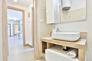 Shower, hair dryer, bidet, towels