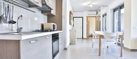 冷蔵庫、電子レンジ、オーブン、コンロ