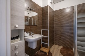 Dusche, Haartrockner, Bidet, Handtücher