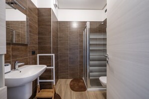 Douche, séchoir à cheveux, bidet, serviettes fournies