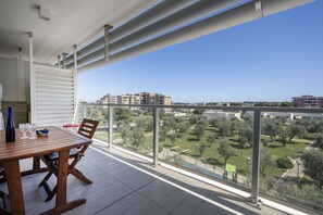 Outdoor dining - GuestHost - Bright apartment perfect for 4 people and located in a newly built residence that combines modern comfort and practicality. The large terrace offers a relaxing view of the adjacent playground, perfect for enjoying moments of tranquility in th (Bari)