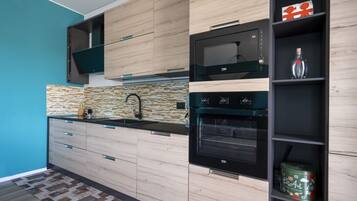 Kühlschrank, Mikrowelle, Ofen, Herdplatte