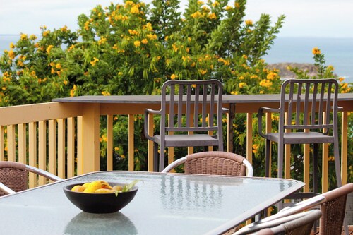 Victor Harbor | Spacious | Seaside | Pets Welcome | Balcony Views, Smart TV, Wi-Fi, Outdoor Firepit