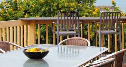 Victor Harbor | Spacious | Seaside | Pets Welcome | Balcony Views, Smart TV, Wi-Fi, Outdoor Firepit