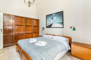 2 chambres, fer et planche à repasser, Wi-Fi, draps fournis