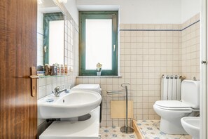 Dusche, Haartrockner, Bidet