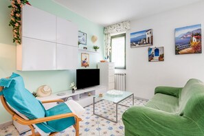 TV - Cozy 55 sqm apartment in Mascali, ideal for 4 people. Equipped with air conditioning, and 2 balconies, the apartment offers comfort and convenience. Located just 1 minute walk from the beach, with a road next to the building providing direct access. Perf (Mascali)
